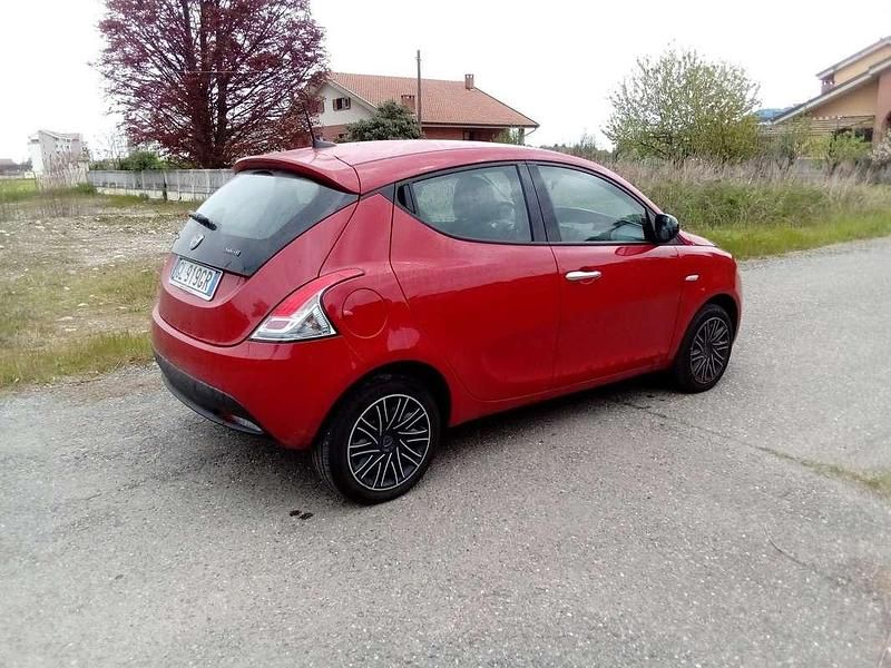 Usata Lancia Ypsilon Gold 69 CV (50 kW) 2022 Rosso Utilitaria