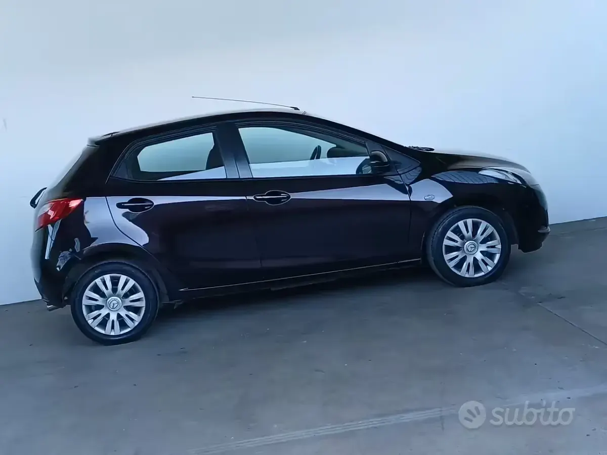 Begagnad Mazda 2 86 HK (63 kW) 2008 Lila Halvkombi