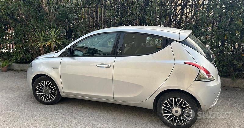 Usata Lancia Ypsilon 95 CV (69 kW) 2016 Grigio Utilitaria