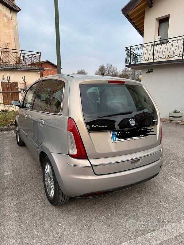 Usata Lancia Musa 90 CV (66 kW) 2007 Oro Monovolume