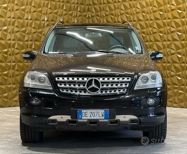 Nero Usata 2006 Mercedes ML320 SUV | 7400 € (Buon prezzo) - Immagine 1/4