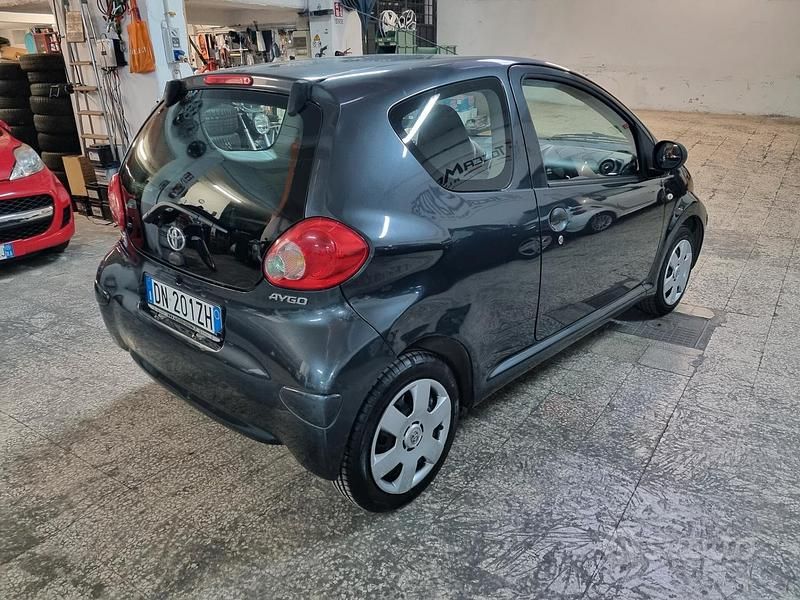 Usata Toyota Aygo Sol 68 CV (50 kW) 2008 Grigio Utilitaria