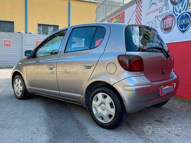 Usata Toyota Yaris 75 CV (55 kW) 2004 Grigio Berlina