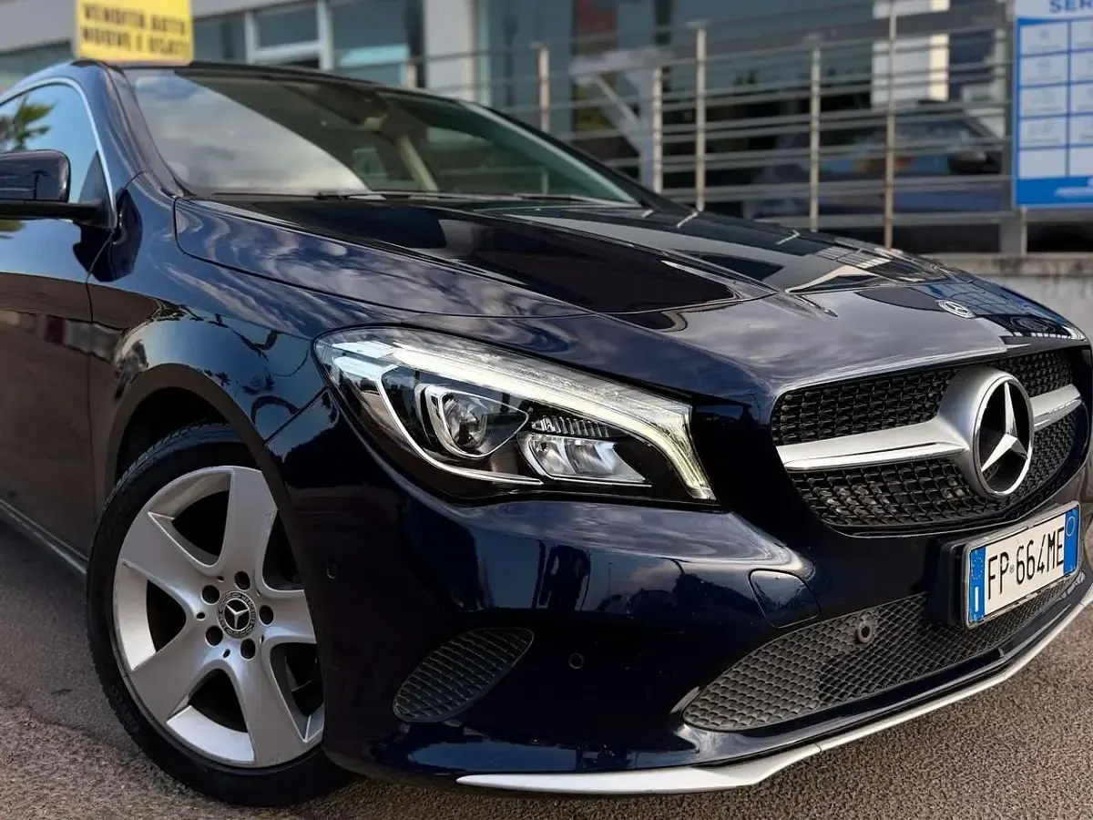 Usata Mercedes CLA180 Shooting Brake Executive 109 CV (80 kW) 2018 Blu/azzurro Station wagon
