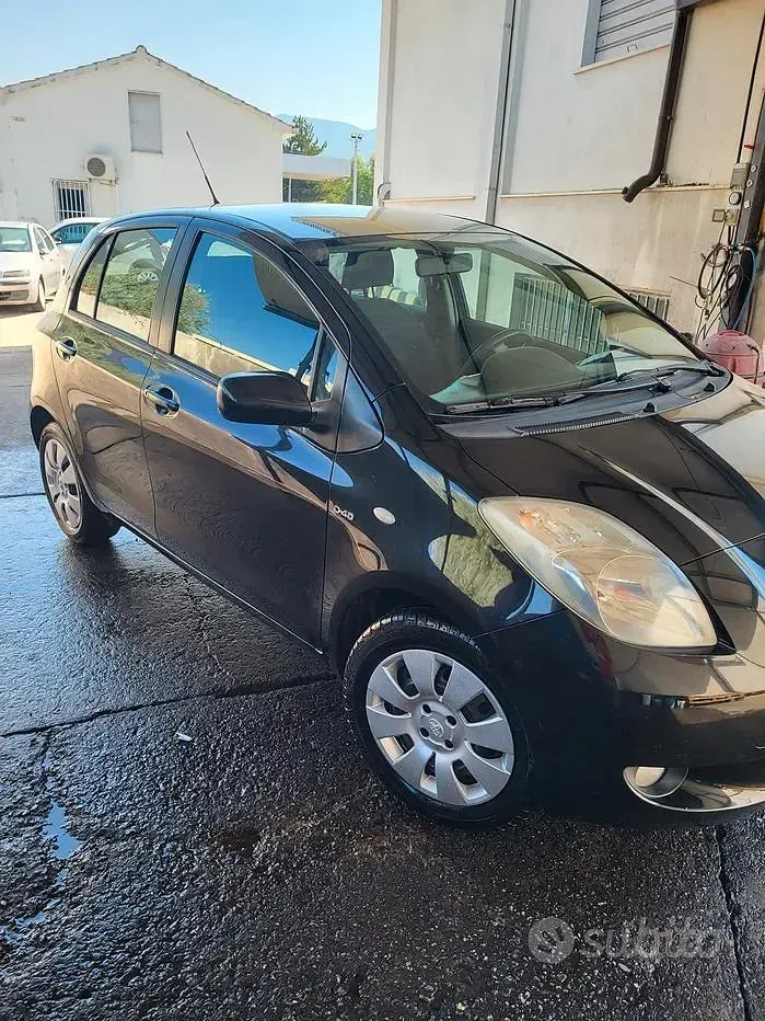Usata Toyota Yaris 90 CV (66 kW) 2008 Nero Utilitaria