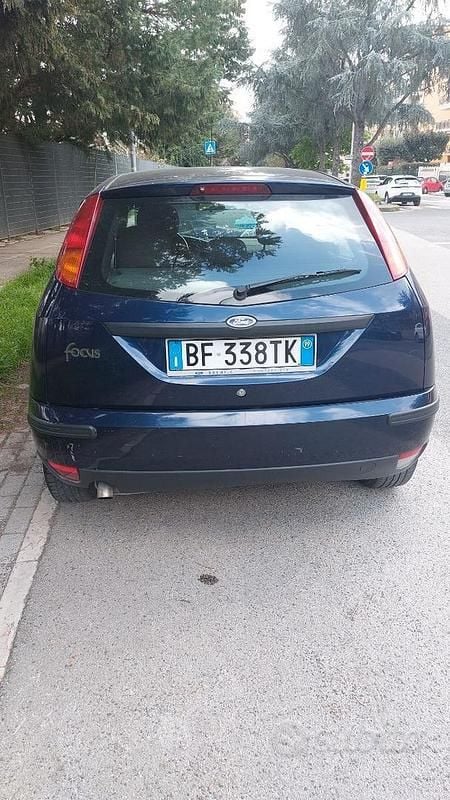 Usata Ford Focus Trend 90 CV (66 kW) 1999 Blu Berlina