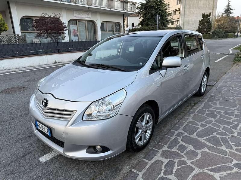 Usata Toyota Verso Sol 132 CV (97 kW) 2010 Grigio Monovolume