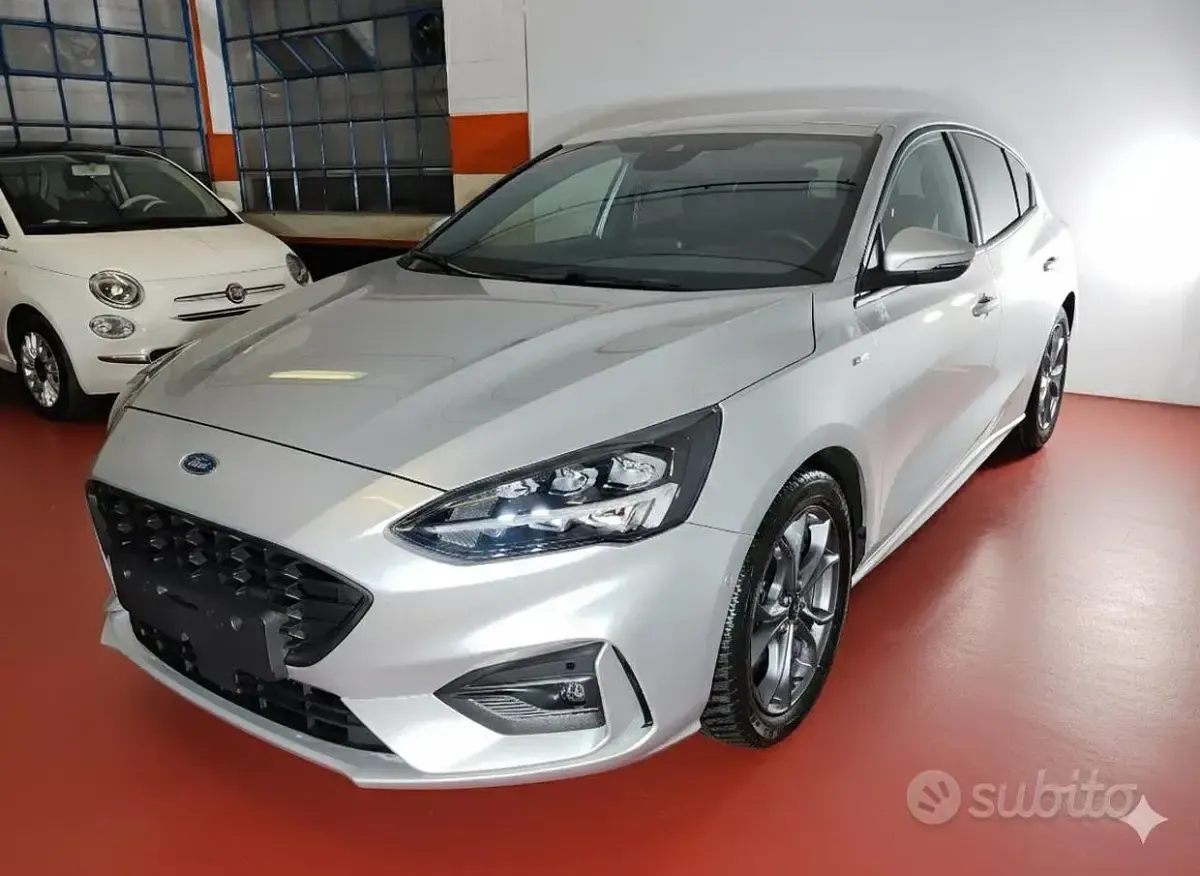 Begagnad Ford Focus ST-Line 125 HK (91 kW) 2022 Silver Sedan