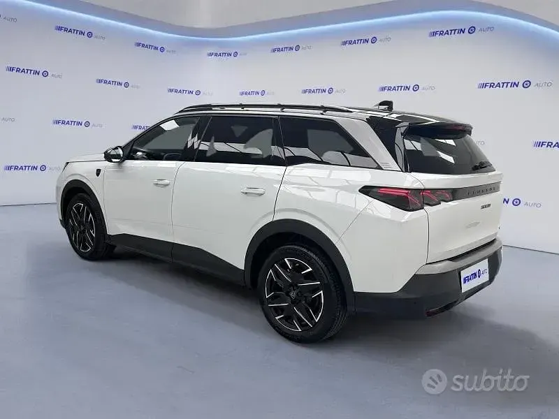 Usado Peugeot 5008 GT 145 CV (106 kW) 2025 Plateado Monovolumen
