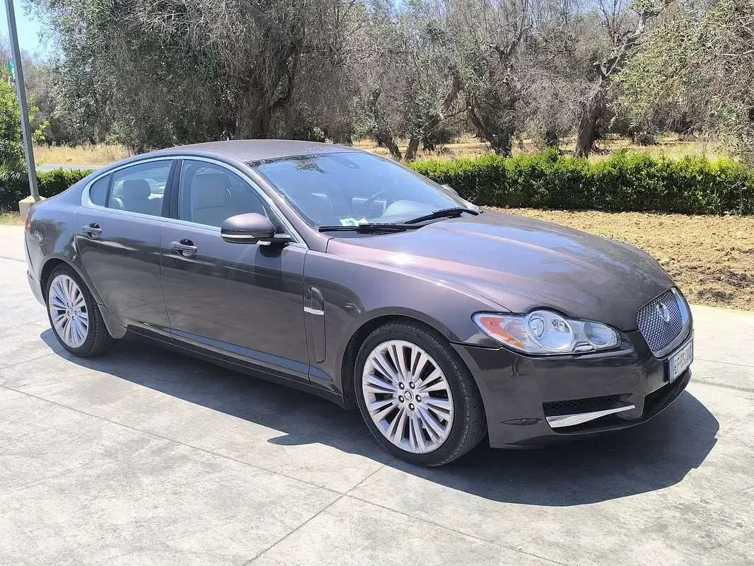 Usata Jaguar XF Premium Luxury 241 CV (177 kW) 2011 Marrone Berlina