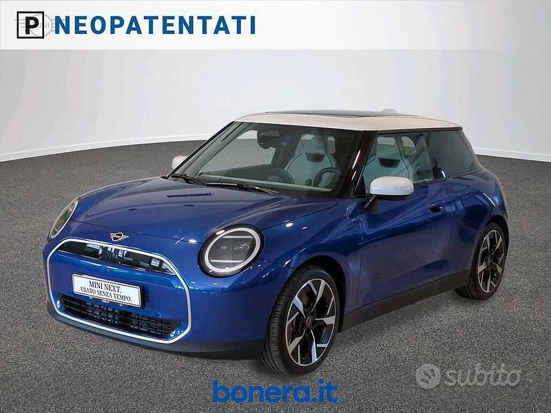 Usata Mini Cooper Favoured 135 kW (184 CV) 2024 Blu/azzurro Utilitaria