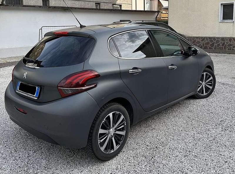 Usata Peugeot 208 120 CV (88 kW) 2017 Utilitaria