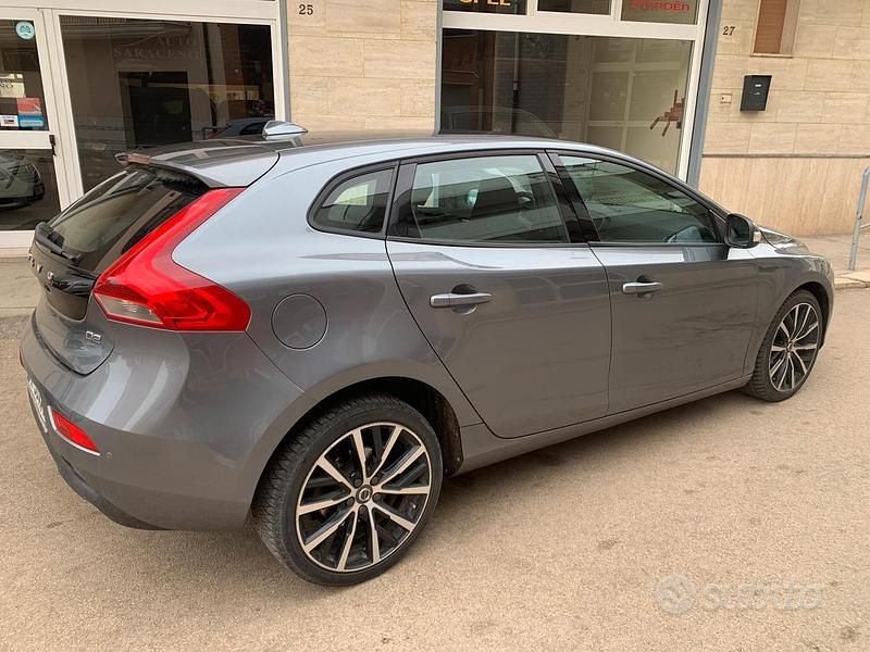 Usata Volvo V40 Business Edition 120 CV (88 kW) 2017 Grigio Berlina