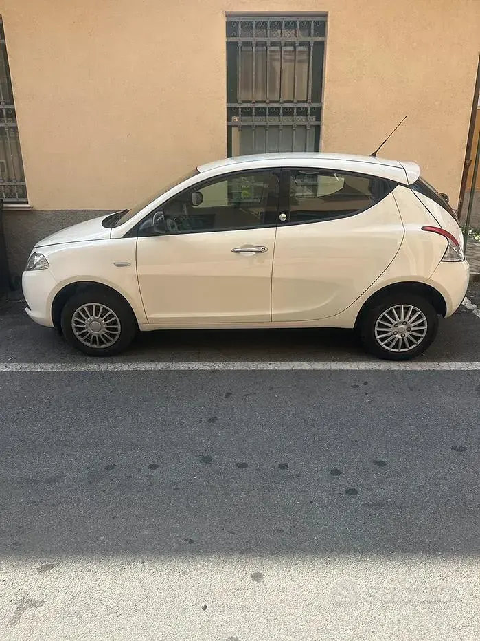 Usata Lancia Ypsilon 85 CV (62 kW) 2013 Bianco Utilitaria