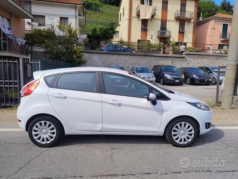Usata Ford Fiesta 75 CV (55 kW) 2015 Bianco Berlina