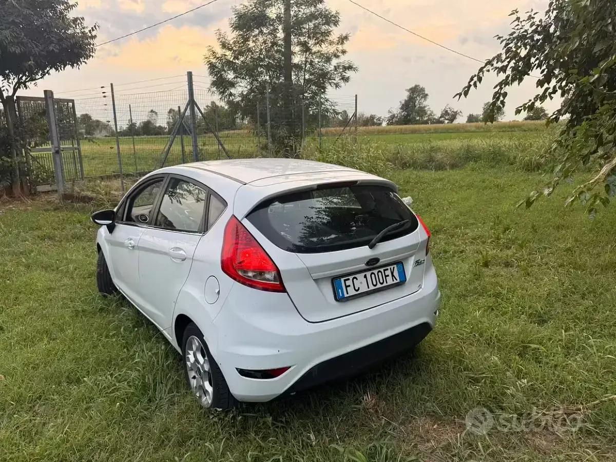 Usata Ford Fiesta 95 CV (69 kW) 2015 Bianco Utilitaria