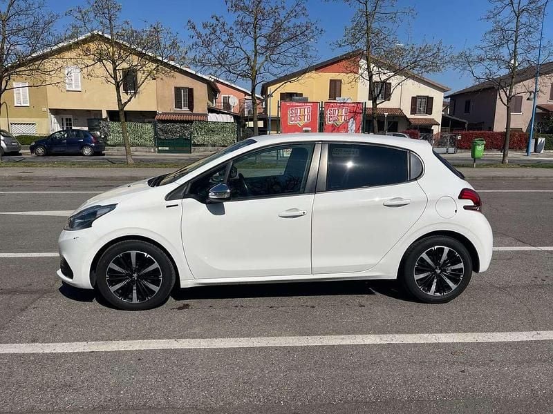 Usata Peugeot 208 Signature Sky 83 CV (61 kW) 2019 Bianco Utilitaria