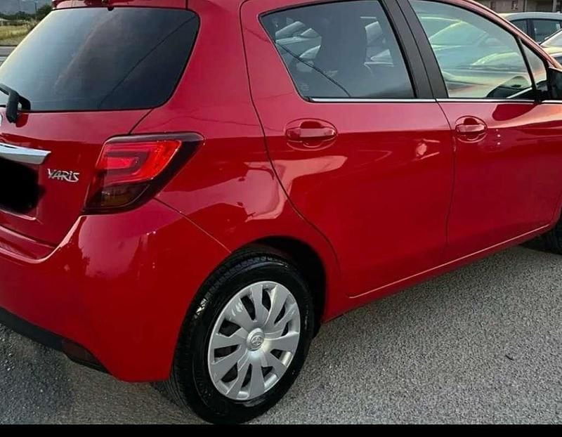 Usata Toyota Yaris 90 CV (66 kW) 2015 Rosso Utilitaria