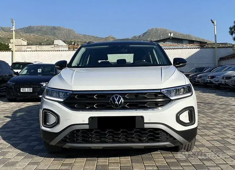 Usata VW T-Roc Life 116 CV (85 kW) 2023 Nero SUV