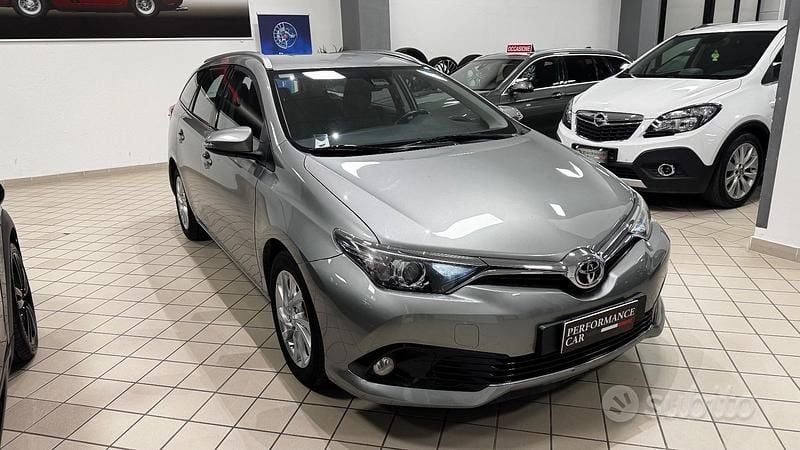 Usata Toyota Auris Touring Sports Lounge 112 CV (82 kW) 2017 Grigio Station wagon
