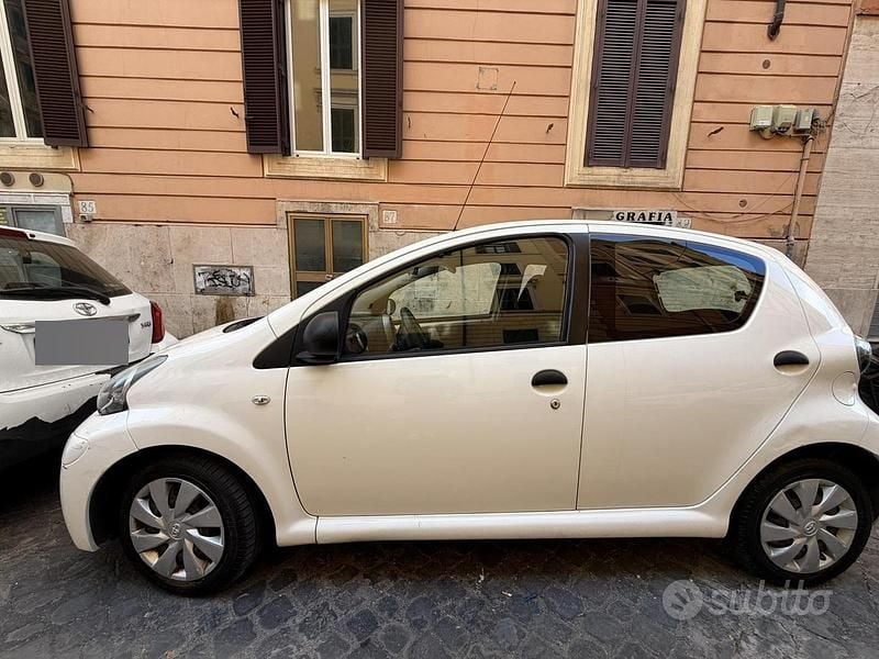 Usata Toyota Aygo 68 CV (50 kW) 2013 Bianco Utilitaria