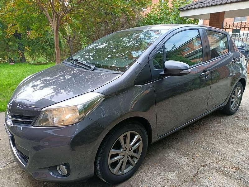 Usata Toyota Yaris Lounge 69 CV (50 kW) 2014 Grigio Berlina