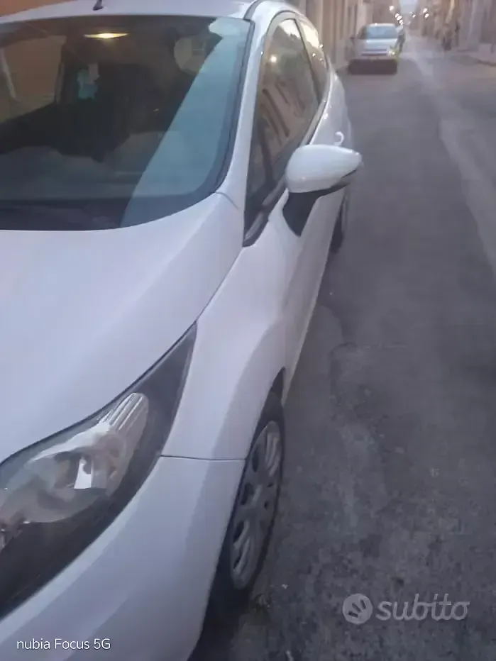 Usata Ford Fiesta 82 CV (60 kW) 2011 Bianco Berlina