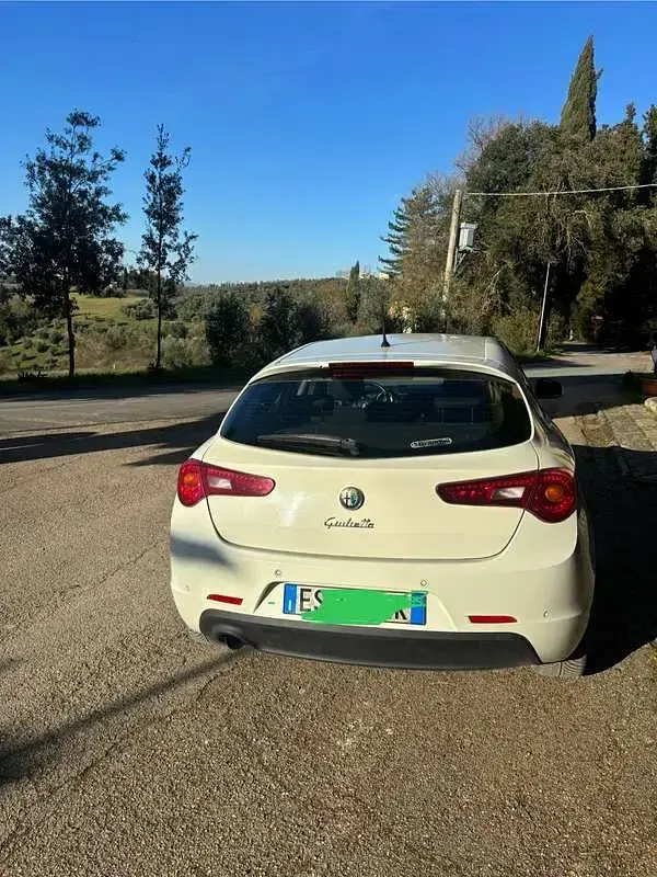 Usata Alfa Romeo Giulietta Distinctive 105 CV (77 kW) 2013 Bianco Utilitaria