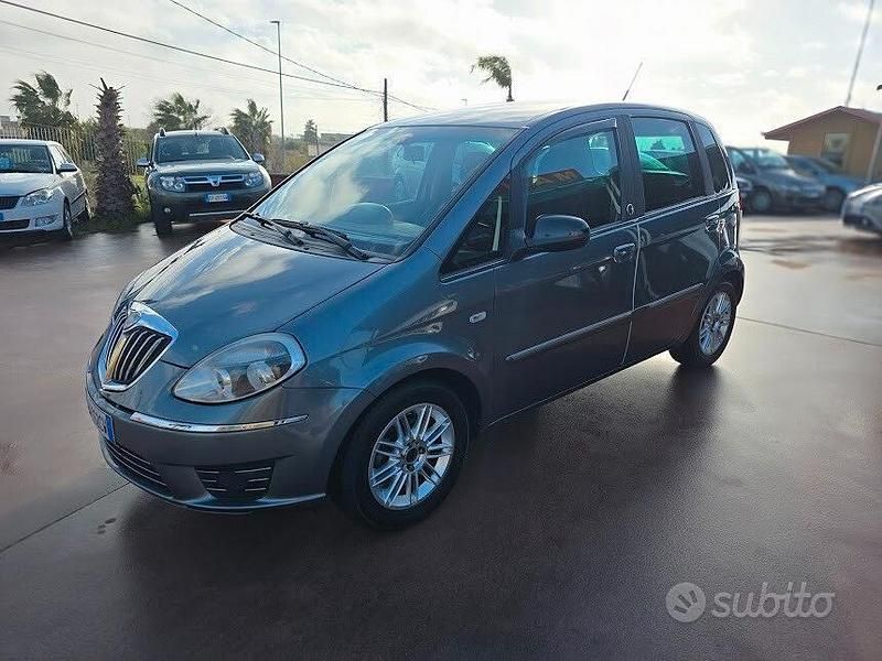 Usata Lancia Musa Gold 78 CV (57 kW) 2012 Grigio Monovolume