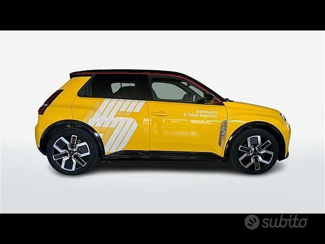 Begagnad Renault 5 E-Tech Iconic 77 kW (106 HK) 2024 Gul Sedan