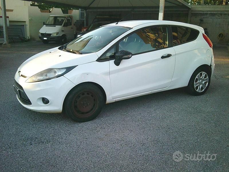 Usata Ford Fiesta 68 CV (50 kW) 2010 Bianco Utilitaria
