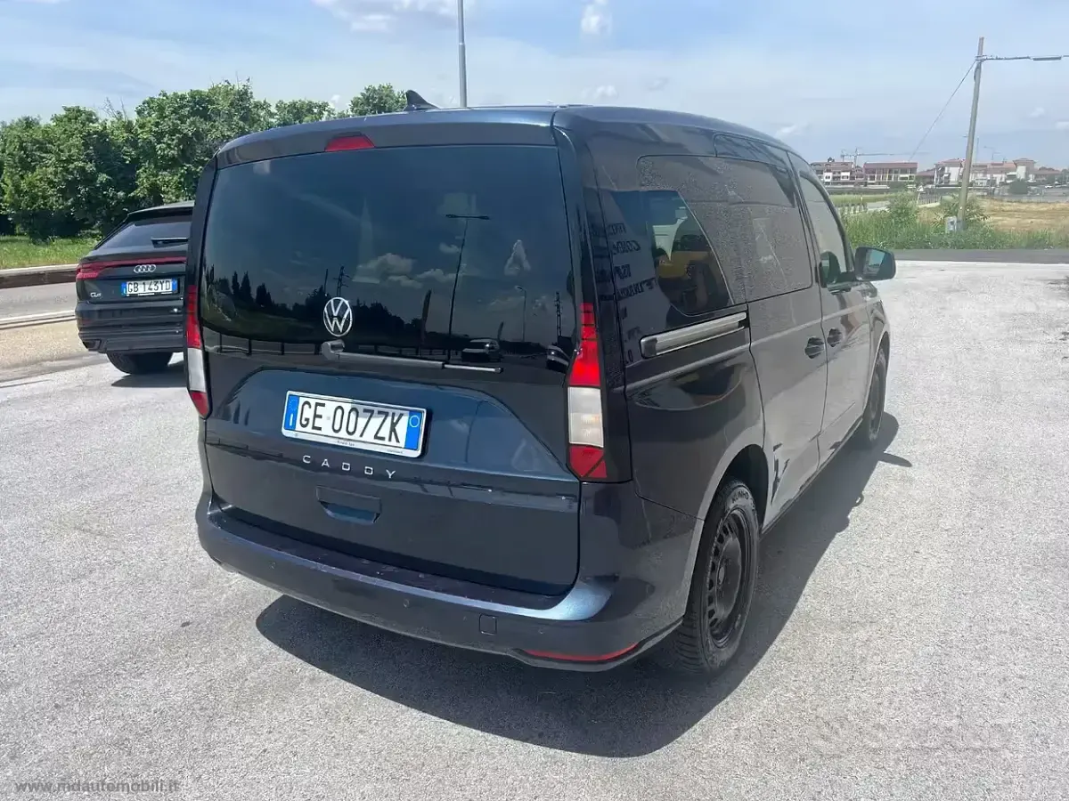 Usata VW Caddy 102 CV (75 kW) 2021 Blu/azzurro Monovolume