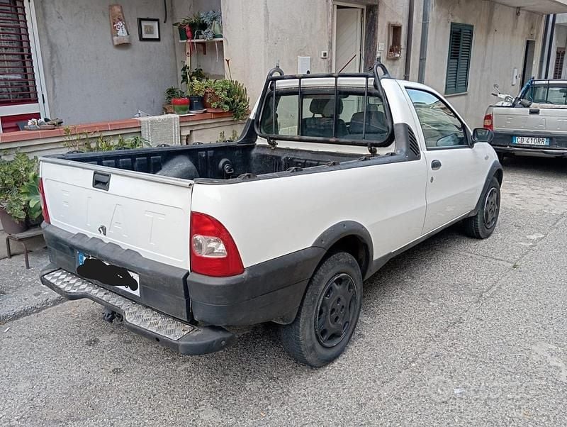 Usata Fiat Strada 63 CV (46 kW) 2003 Bianco Pick-up