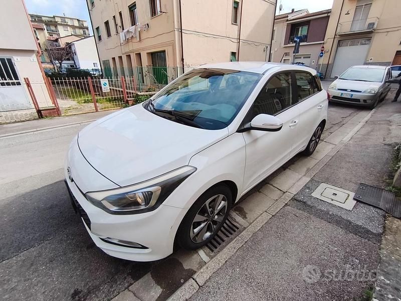 Usado Hyundai i20 78 HP (57 kW) 2015 Sedan