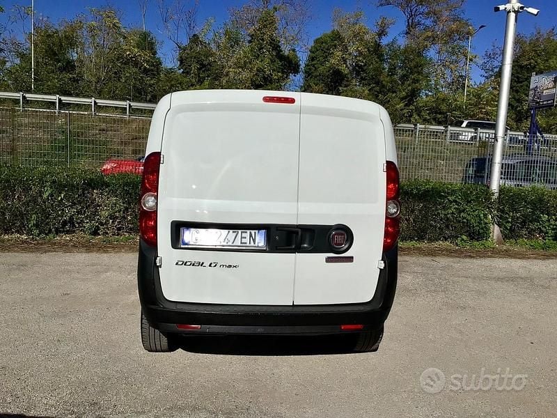 Usata Fiat Doblò S 105 CV (77 kW) 2022 Bianco Monovolume