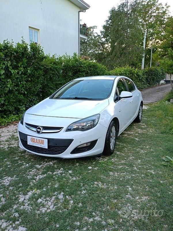 Usata Opel Astra 140 CV (102 kW) 2015 Bianco Berlina