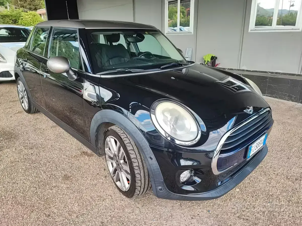 Käytetty Mini Cooper D 116 HP (85 kW) 2017 Musta Viistoperä