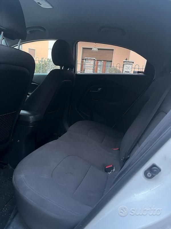 Usata Kia Rio 90 CV (66 kW) 2015 Bianco Utilitaria