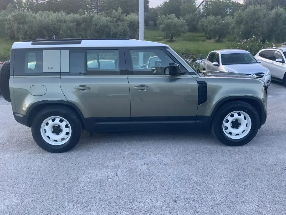 Usata Land Rover Defender SE Dynamic 200 CV (147 kW) 2023 Verde SUV