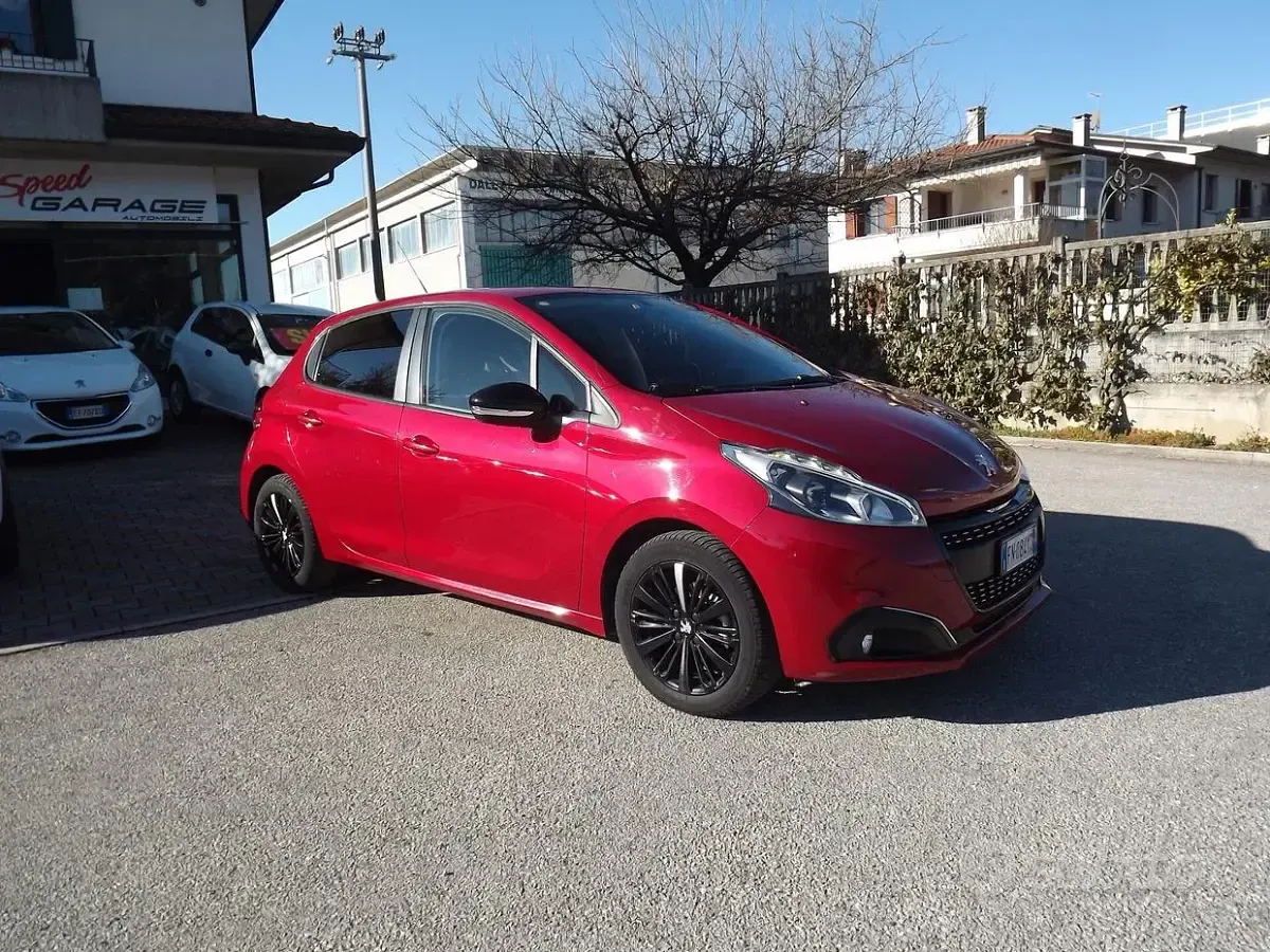 Usata Peugeot 208 Allure 82 CV (60 kW) 2018 Rosso Utilitaria