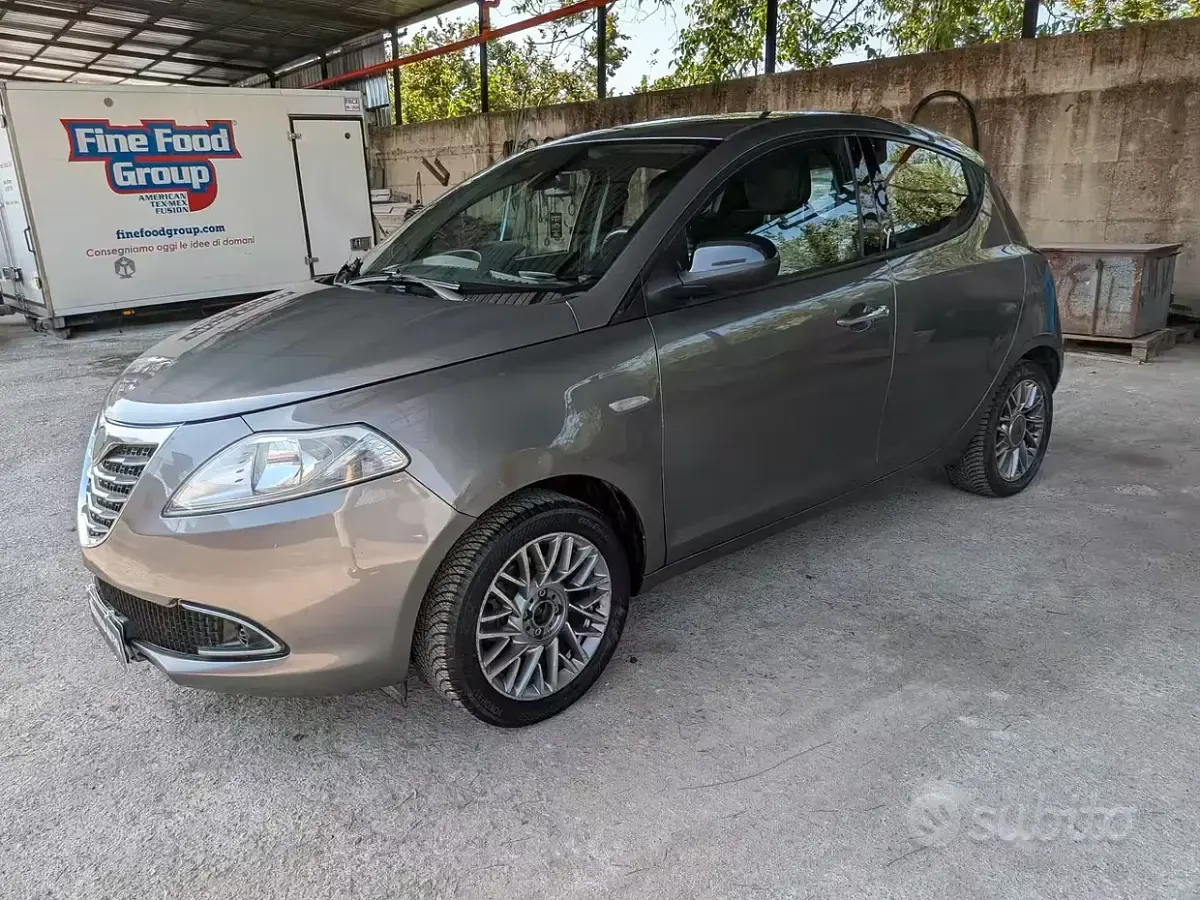Usata Lancia Ypsilon 85 CV (62 kW) 2012 Grigio Utilitaria