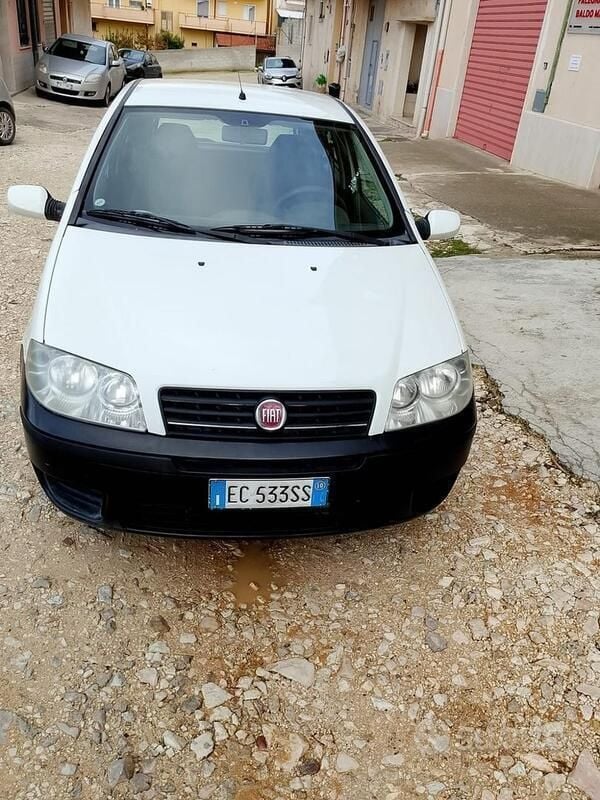 Usata 2010 Fiat Punto Due volumi | 2350 € (Buon prezzo) - Immagine 1/4