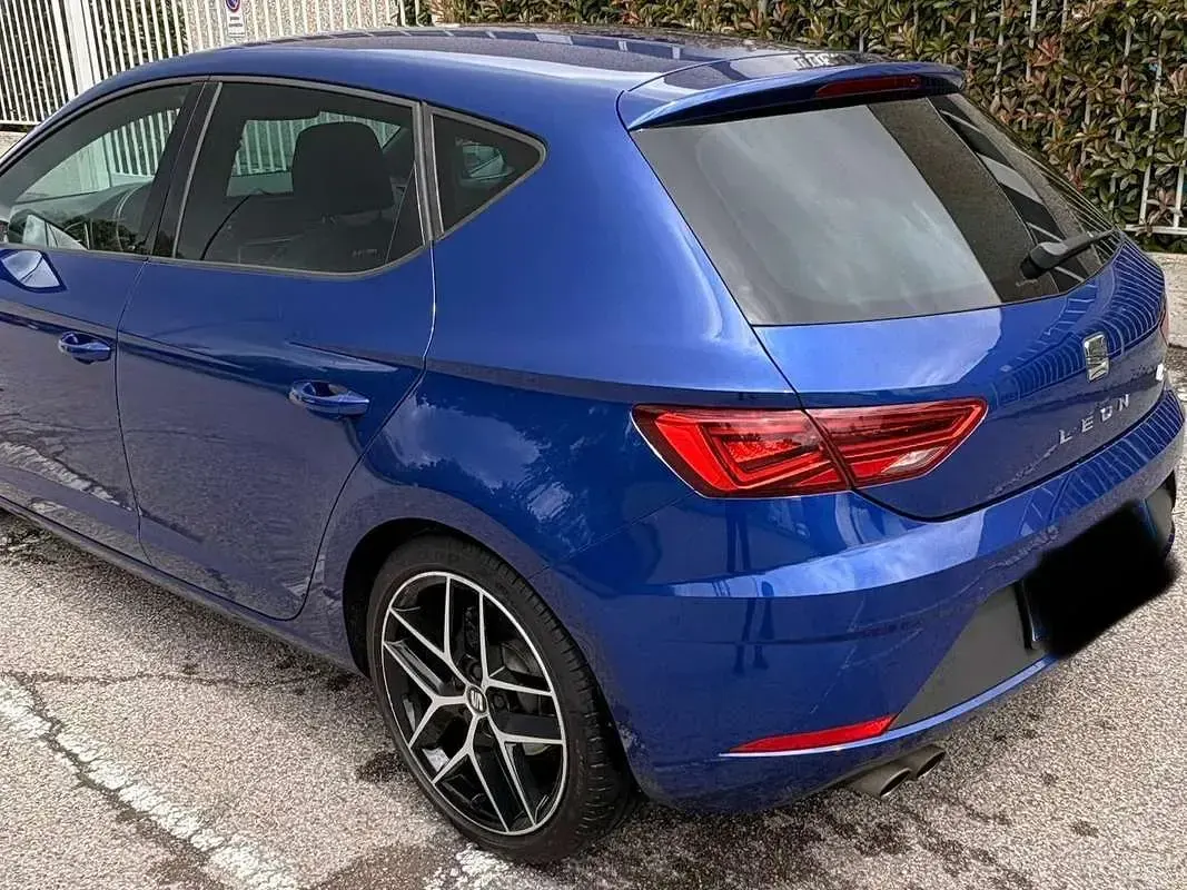 Käytetty Seat Leon FR 150 HP (110 kW) 2018 Sininen Sedan