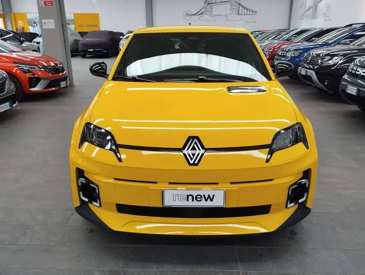 Usata Renault 5 E-Tech Komfort 77 kW (106 CV) 2025 Giallo pop! metallizzato Berlina