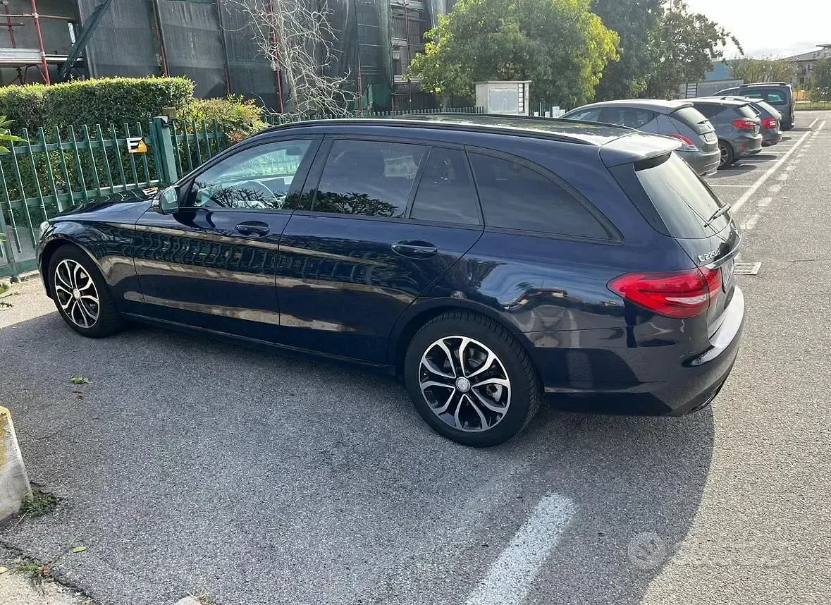 Usata Mercedes 220 Premium 170 CV (125 kW) 2016 Blu Station wagon