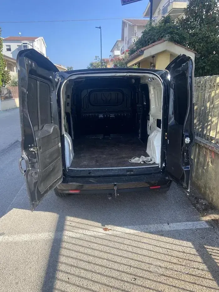 Usata Fiat Doblò 90 CV (66 kW) 2015 Nero Monovolume