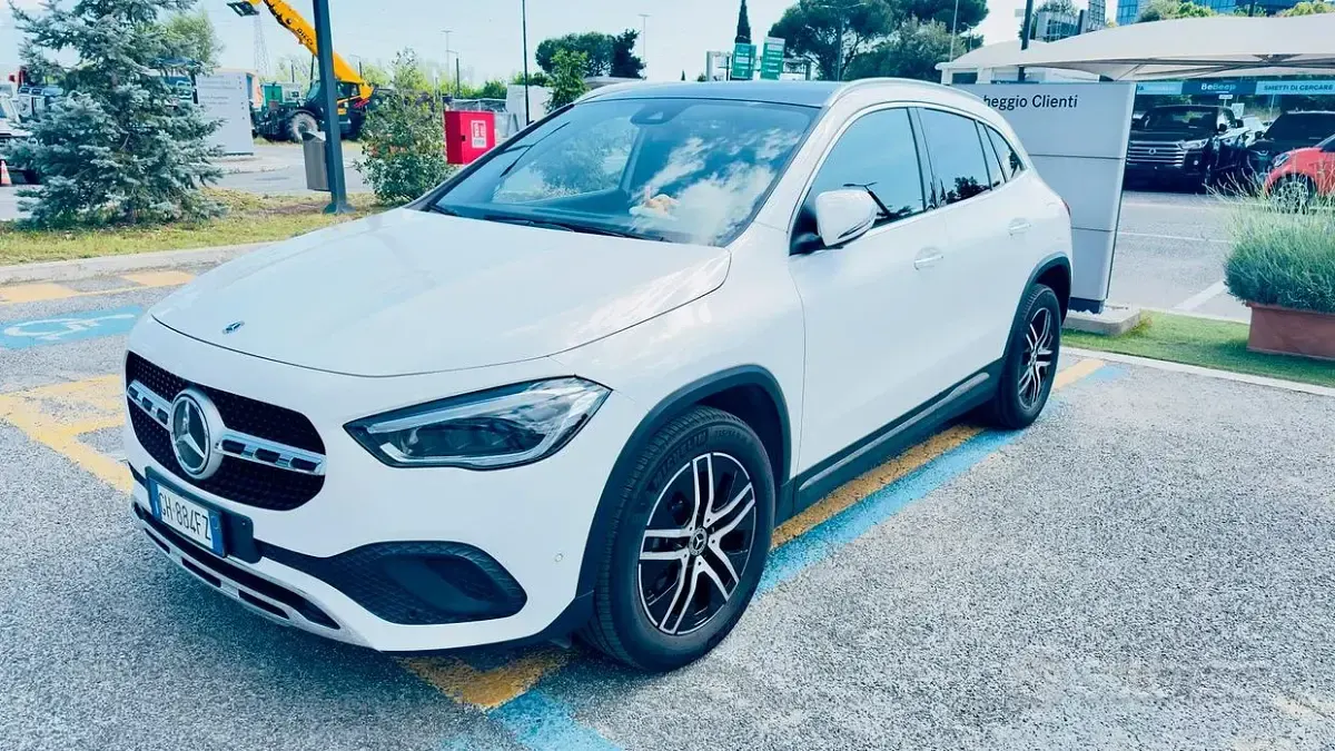 Usata Mercedes GLA200 150 CV (110 kW) 2021 Bianco SUV