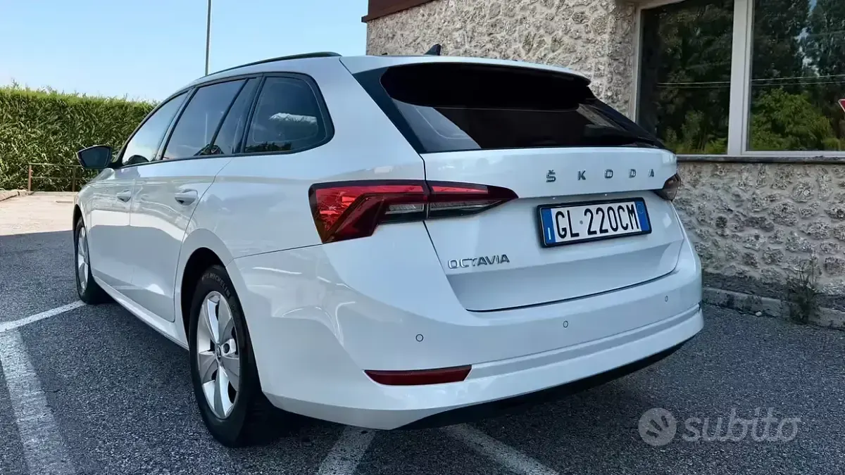Usata Skoda Octavia Executive 116 CV (85 kW) 2022 Bianco Station wagon