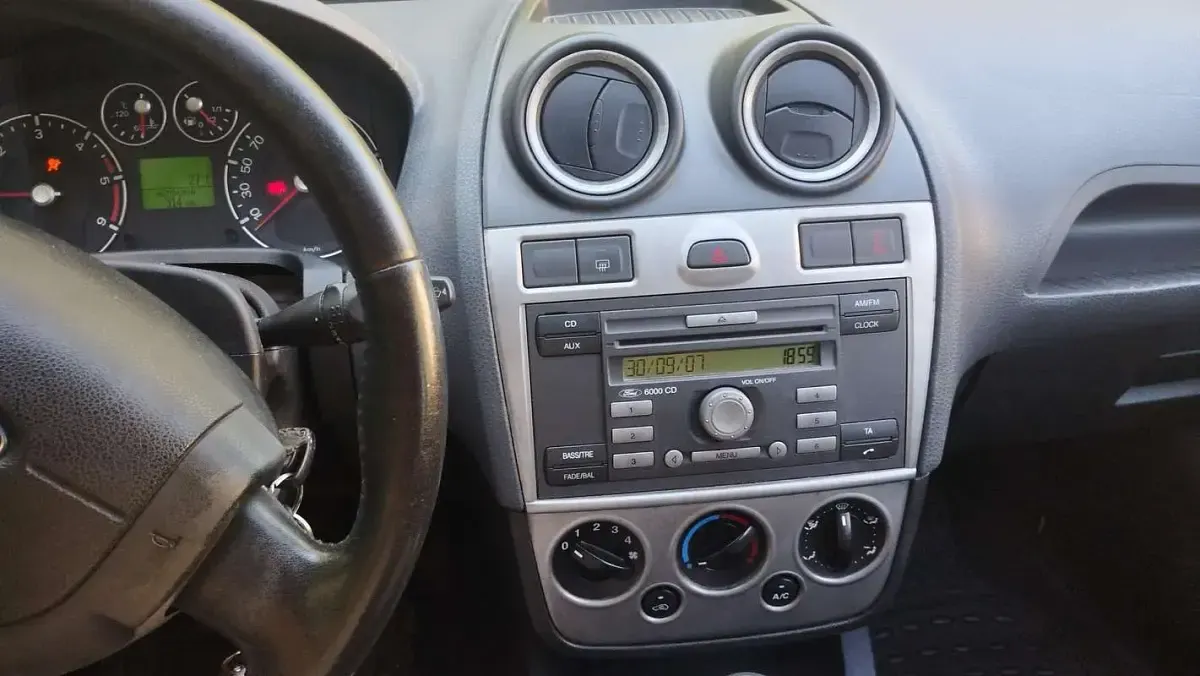 Usata Ford Fiesta Titanium 68 CV (50 kW) 2007 Argento Utilitaria