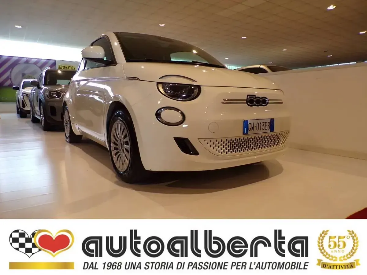 Usata Fiat 500e 69 kW (95 CV) 2024 Bianco gelato pastello Berlina
